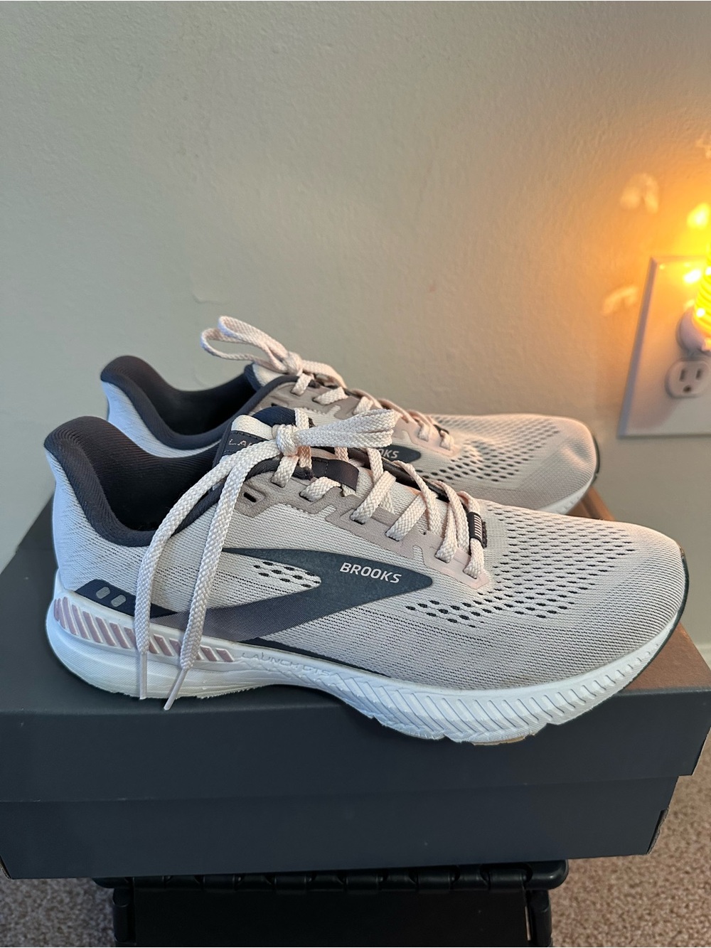 Brooks Launch GTS 8, Women's Running Sneakers in Light Pink. Size 8.5